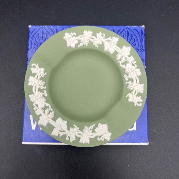 Vintage Wedgwood Jasperware Sage Green Ashtray, Round, Small, White, Dish W/ Box - Picture 2 of 10